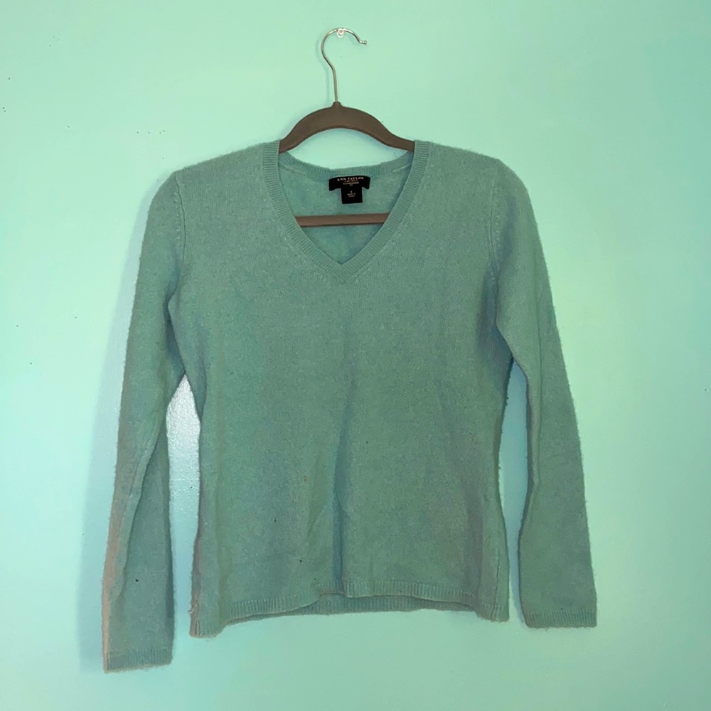 Anne Tayler v Neck  Cashere Sweater